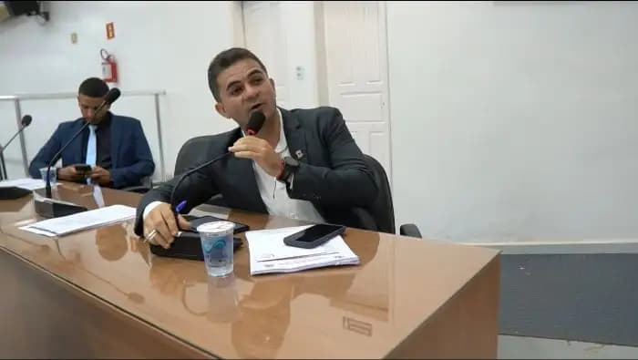 Foto 4 – 30ª Sessão Ordinária: Presidente Roberto Cobel destaca o debate democrático e o respeito às diferentes opiniões