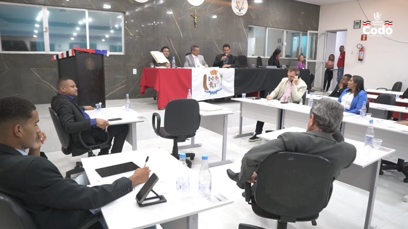 Foto 3 – Câmara de Codó aprova Projeto para gratificação de diretores de escolas e dá posse a nova vereadora