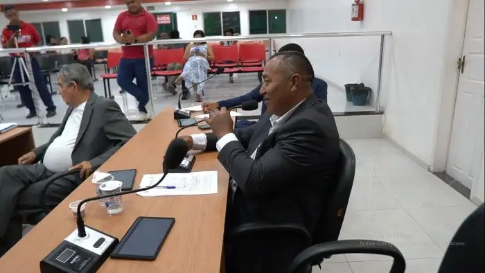 Foto 2 – 23ª Sessão Ordinária: Presidente Cobel comenta produtividade do Legislativo