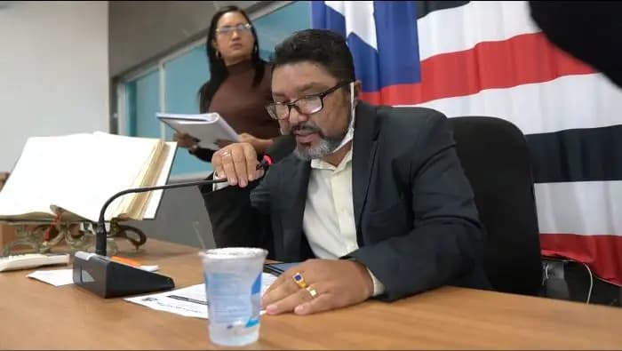 Foto 1 – 30ª Sessão Ordinária: Presidente Roberto Cobel destaca o debate democrático e o respeito às diferentes opiniões
