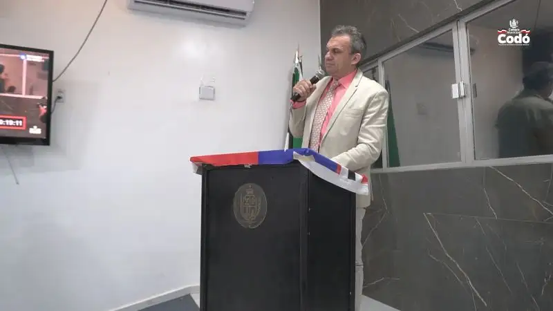 Foto 1 – 15ª Sessão: Secretário de Educação presta esclarecimentos sobre PCCS na Câmara Municipal