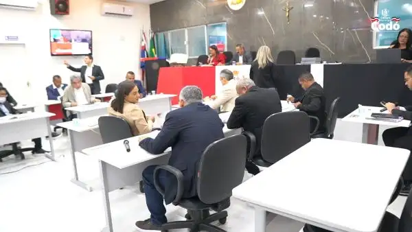 Foto 2 – 41ª Sessão: Presidente Roberto Cobel destaca seu 1º ano de gestão e conquistas para Codó em 2025