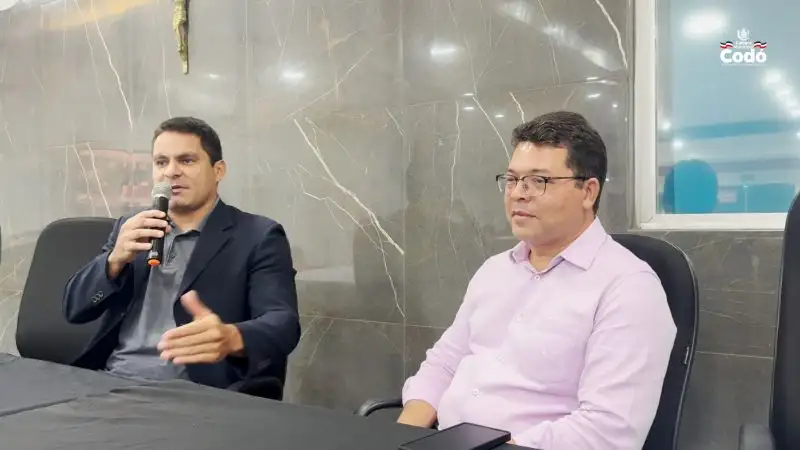 Foto 6 – 15ª Sessão: Secretário de Educação presta esclarecimentos sobre PCCS na Câmara Municipal