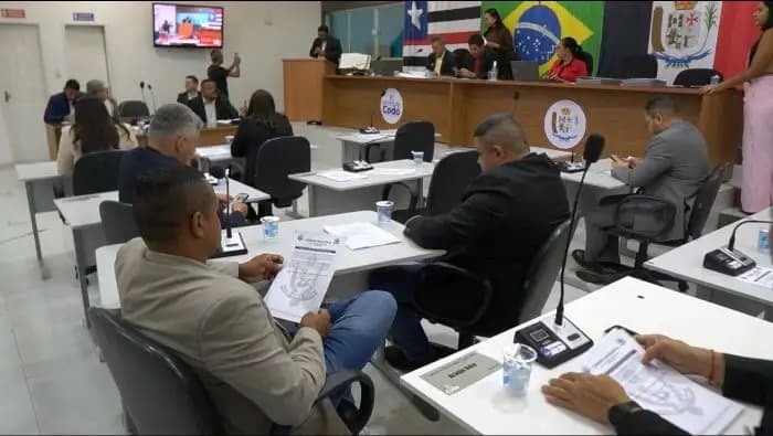 Foto 2 – 30ª Sessão Ordinária: Presidente Roberto Cobel destaca o debate democrático e o respeito às diferentes opiniões