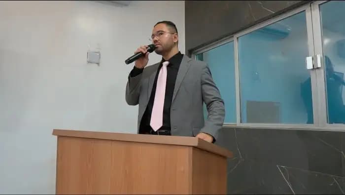 Foto 3 – 30ª Sessão Ordinária: Presidente Roberto Cobel destaca o debate democrático e o respeito às diferentes opiniões